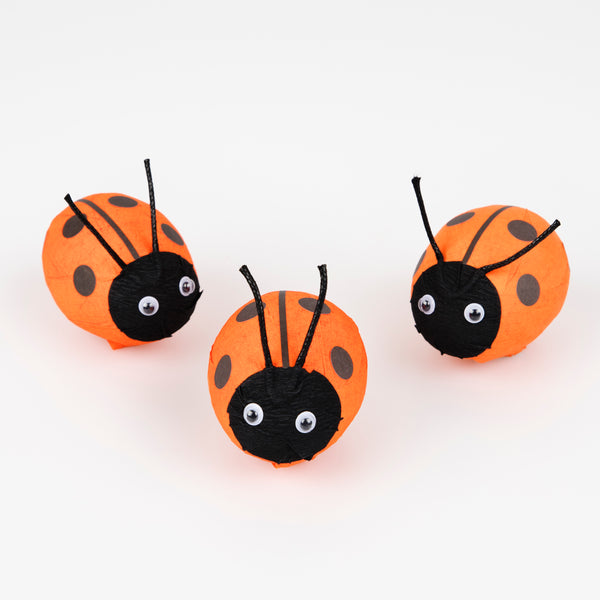 Make your woodland party look amazing with our fun ladybug surprise balls, including a cute ladybug eraser, a joke, 2 stickers and a party hat.