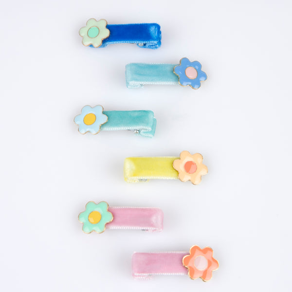 Our hair clips for kids feature enamel daises in a variety of colors, teamed with velvet ribbons and gold tone crocodile clips. Image3
