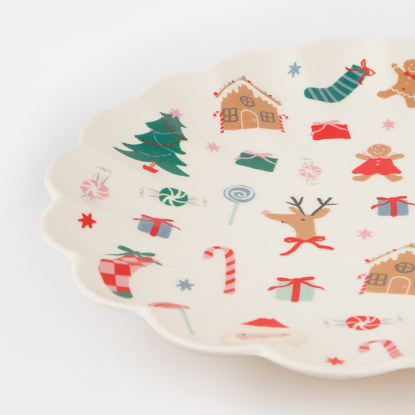 Our reusable Christmas plate has fun festive icons and a stylish scalloped edge. Image2