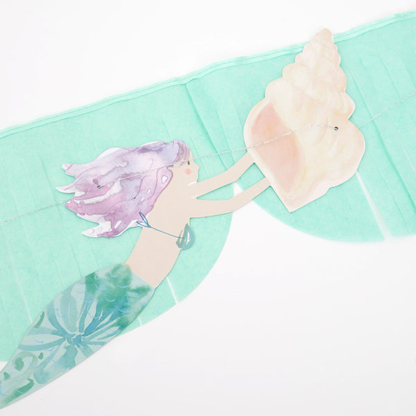 Our mermaid party supplies bundle includes mermaid tableware and a mermaid garland. Image3