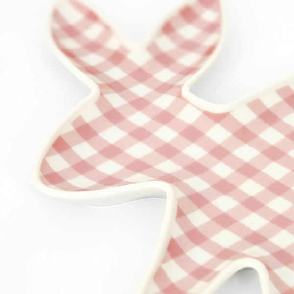 Resuable porcelain plates for parties with an on-trend gingham design and an adorable bunny shape. Image3