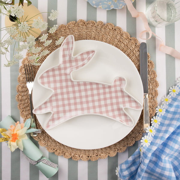 Our Easter crackers are decorated with beautiful crepe paper flowers and contain glitter flower brooches. Image2