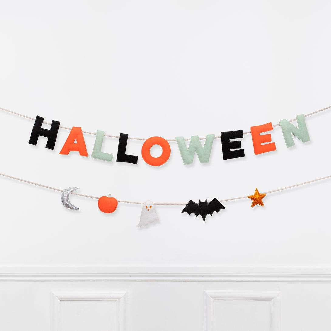 This indoor Halloween decoration is a garland crafted from felt and glittery fabric.