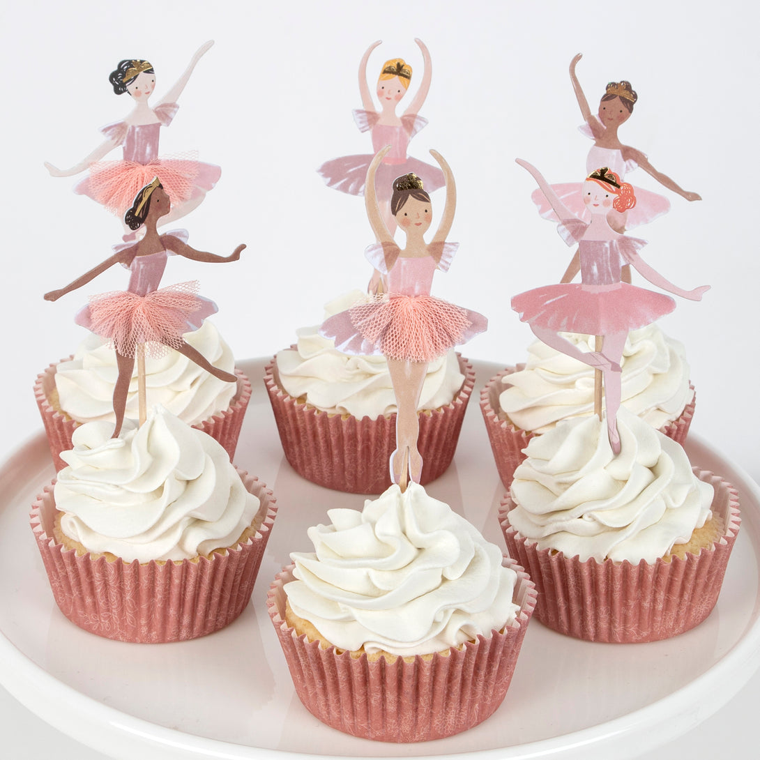 This set includes ballerina decorations for a birthday party, and tableware and a cupcake kit.