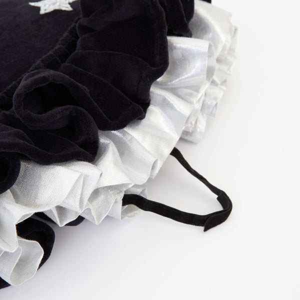 Our pointed hat, crafted from black velvet, is ideal to add to a witch costume and to wear for fun dressing up ideas. Image5