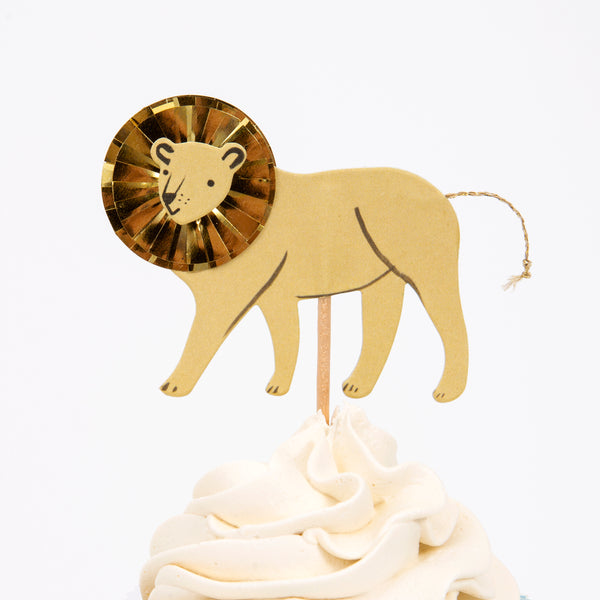 This cupcake kit, with safari animal cake toppers and striped cupcake cases, is perfect for a safari party. Image6