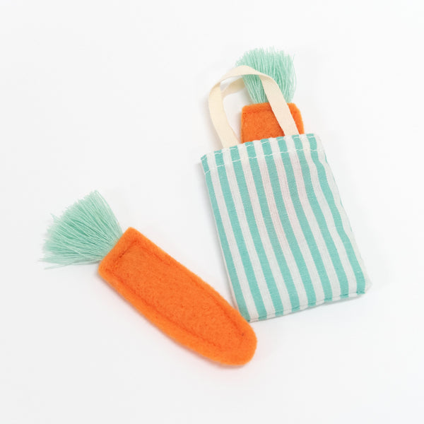 The bunny case opens to reveal an adorable mini bunny doll, with a striped tote bag and felt carrots. Image3