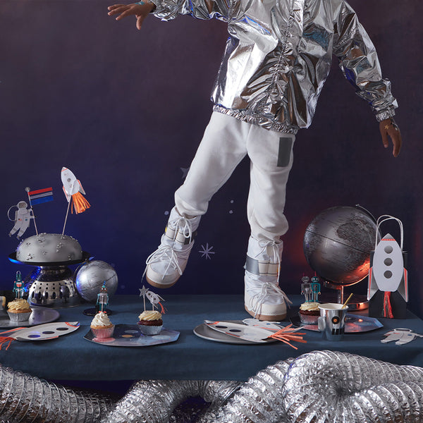 Our paper party bags are decorated with a shiny rocket, perfect as small gift bags too. Image3