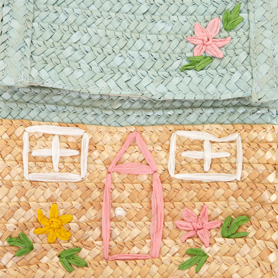 Our kids handbag, crafted from straw, is made to look like a pretty cottage.