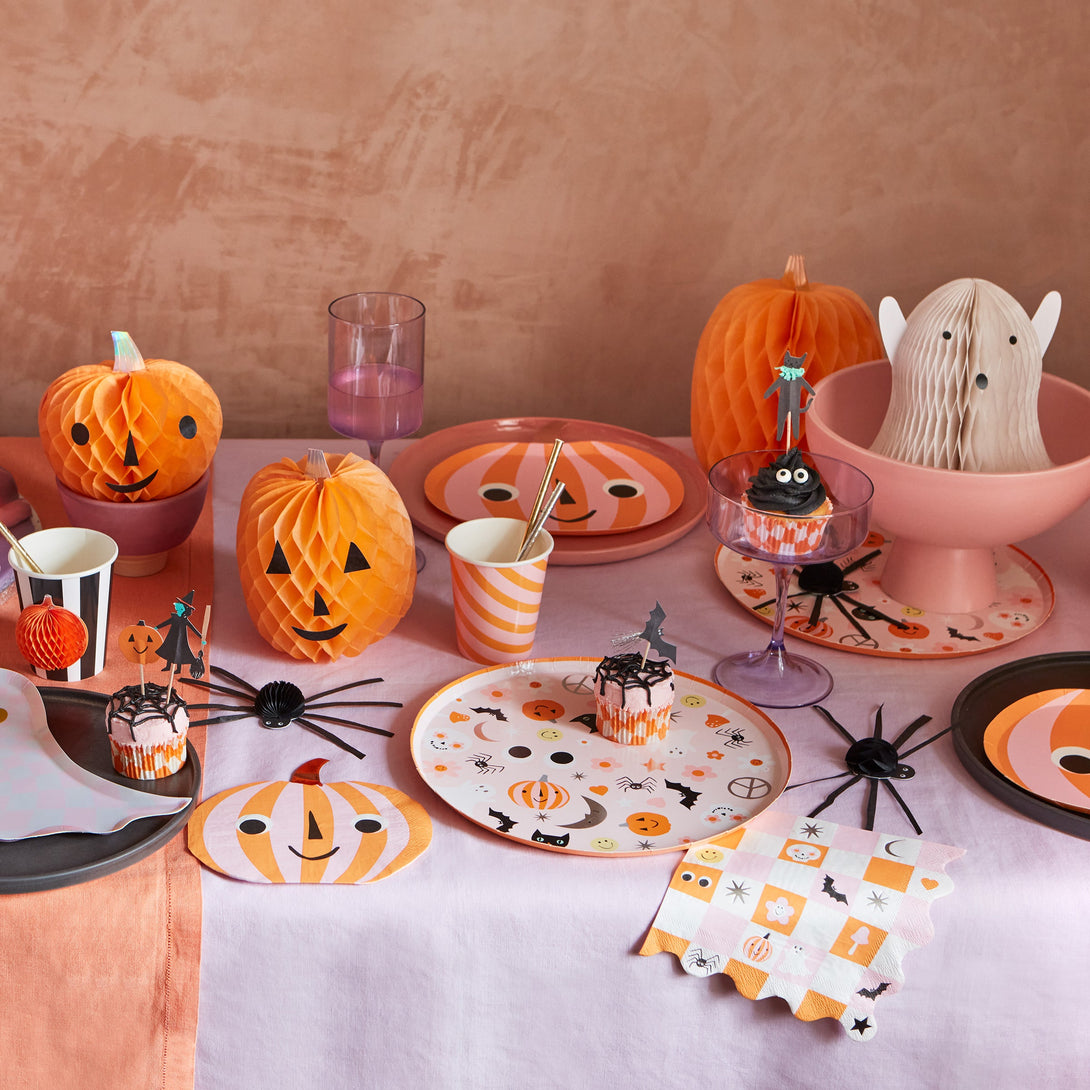 Our party plates, with happy Halloween illustrations, are perfect if you're looking for Halloween party ideas.