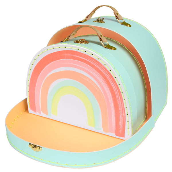 These kid's suitcases have a rainbow decoration and natural leather handles. Image4