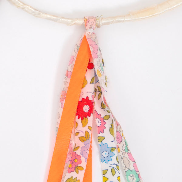 Our kids hair accessory, made in the shape of a crown with paper flowers, is ideal to give the perfect party hair. Image4