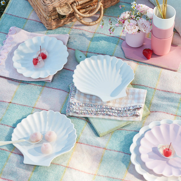 Our shell plates, crafted from a bamboo mix, will look amazing as beach picnic plates, or for a mermaid party or under-the-sea party. Image2