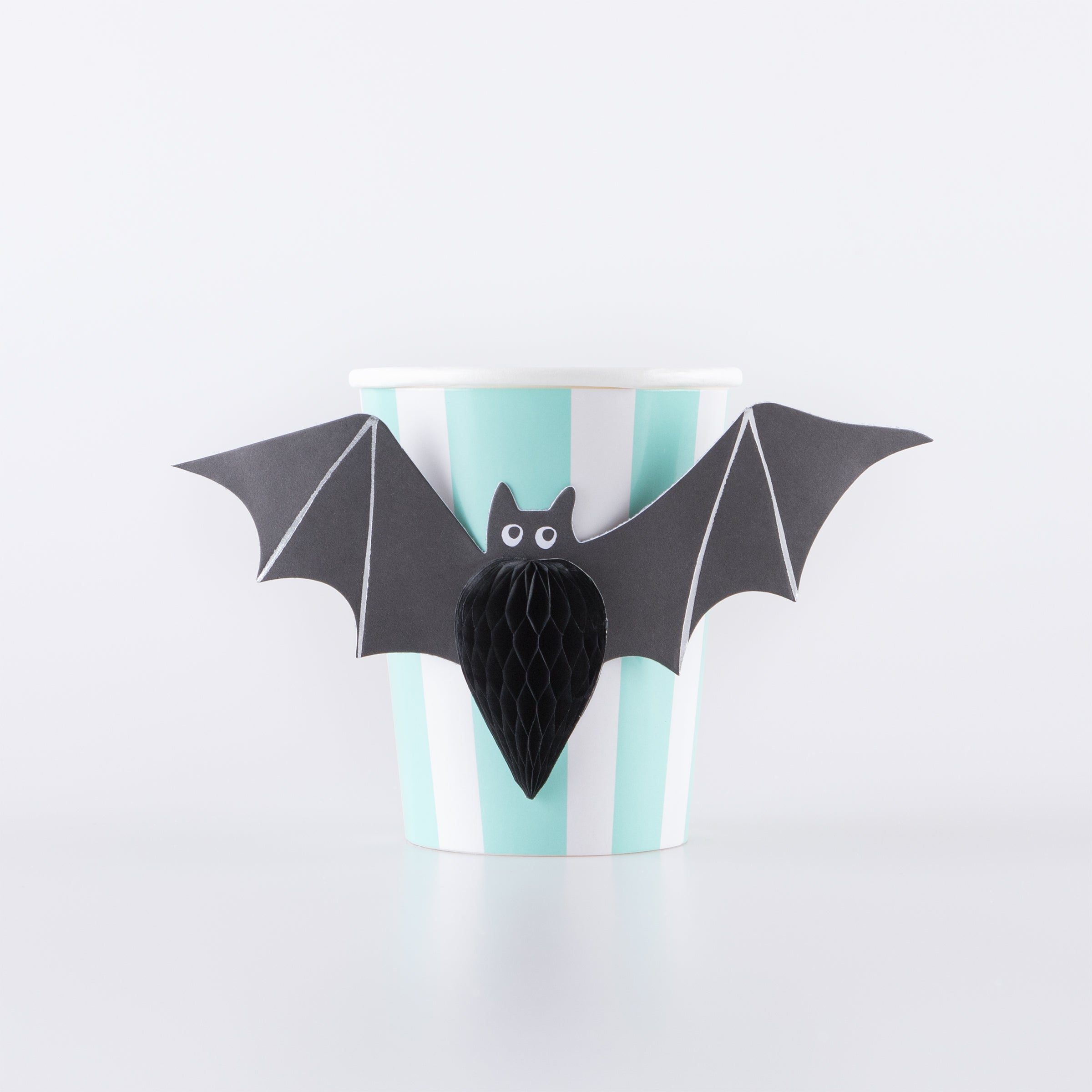 Our 3D paper cups with ghosts, bats, spiders and pumpkins are perfect to add to your Halloween party supplies.