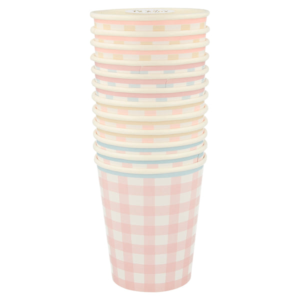 Our paper cups, with a classic gingham print, are perfect as picnic cups. Image7
