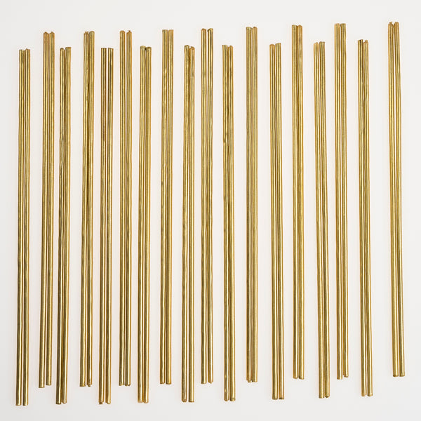 Add a stylish touch to a special celebration cake with our gold candles. Image3