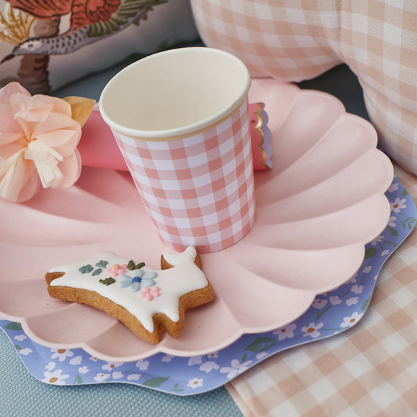 Our paper cups, with a classic gingham print, are perfect as picnic cups. Image2