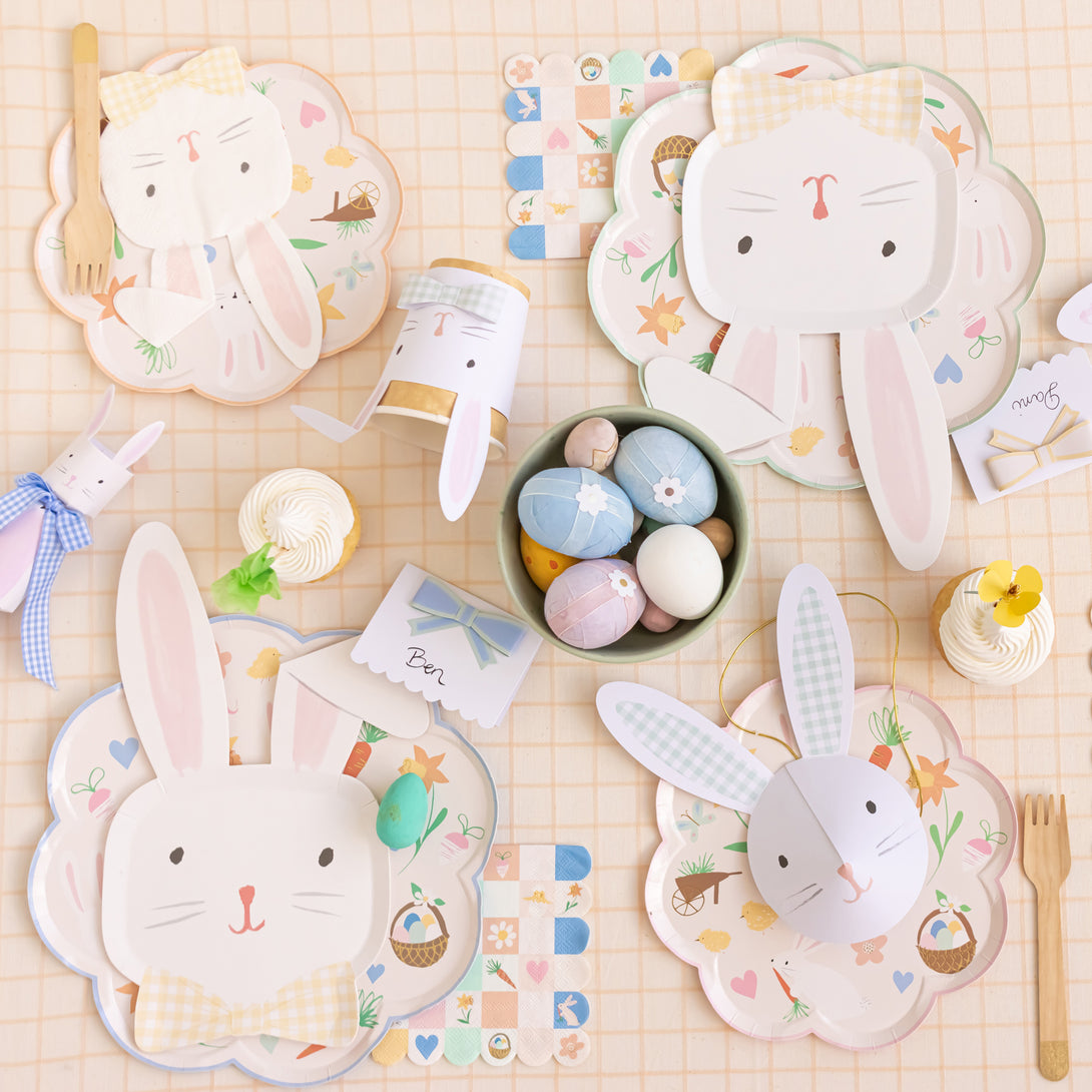 The Easter bunny is on full display in this special Easter set, with Easter bunny plates, napkins and cups.