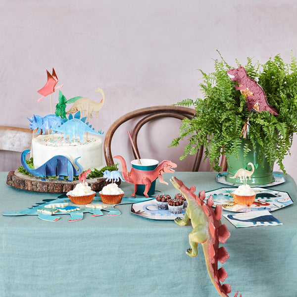Our special dinosaur cake decorations, featuring 5 dinosaur toppers and a palm tree, are wonderful dinosaur party decorations. Image2