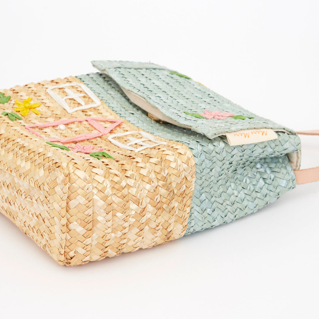 Our kids handbag, crafted from straw, is made to look like a pretty cottage.