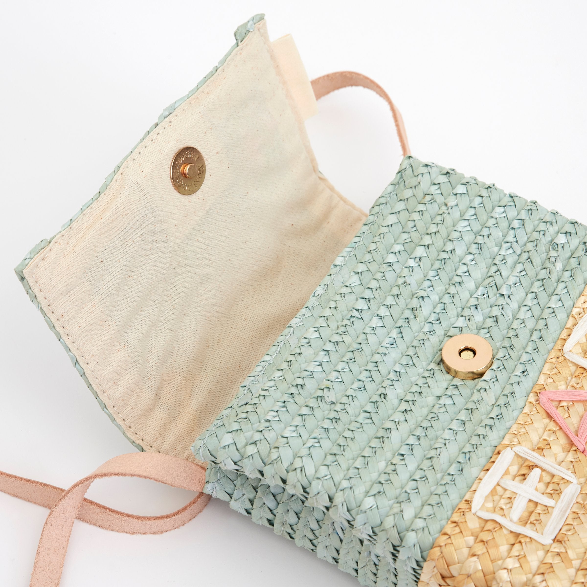 Our kids handbag, crafted from straw, is made to look like a pretty cottage.