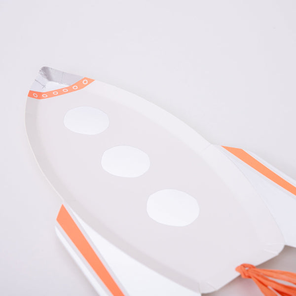 Our paper plates, in the shape of a shiny rocket with tassel embellishments, are ideal for a space party. Image4