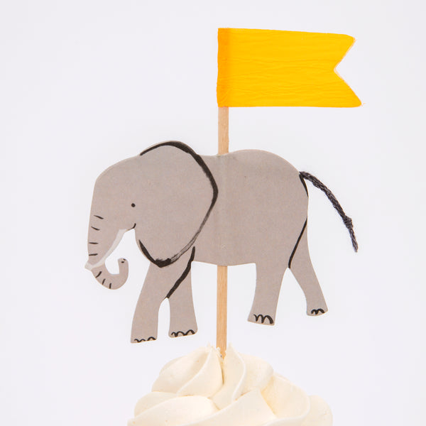 This cupcake kit, with safari animal cake toppers and striped cupcake cases, is perfect for a safari party. Image5