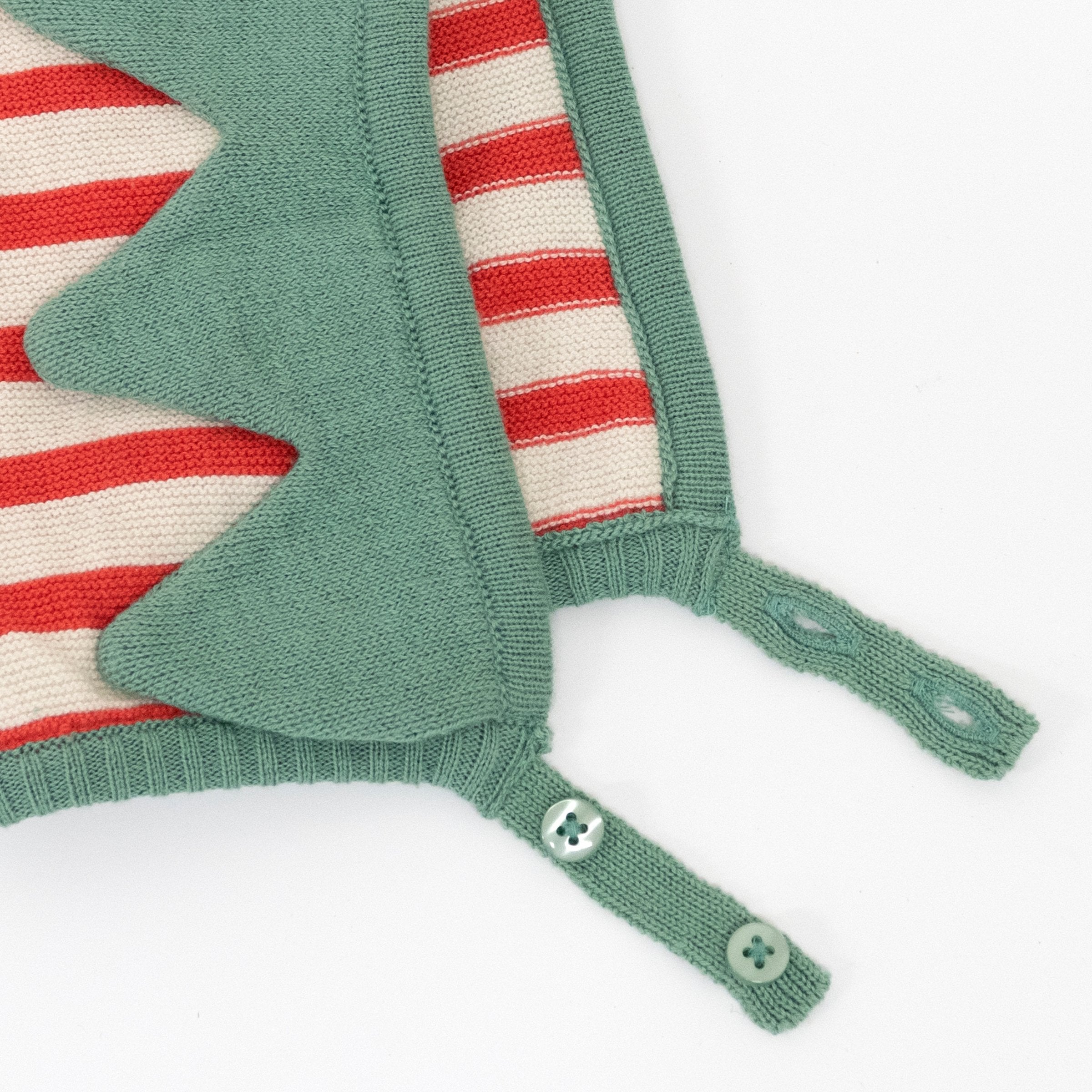 This organic cotton baby bonnet, with elf ears, is perfect as a baby Xmas outfit.
