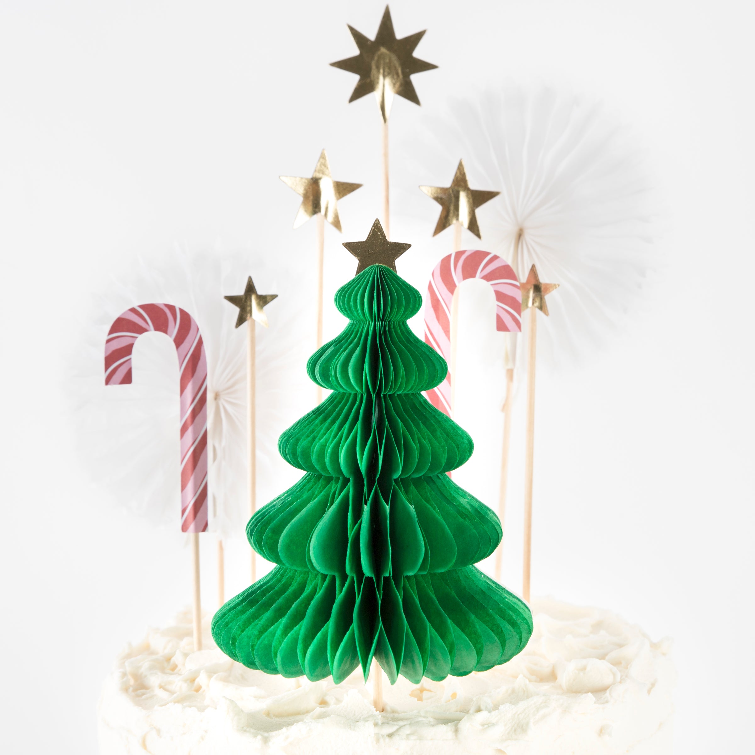 Our special baking set for kids includes Christmas cookie cutters, Christmas cake toppers and a cake stand.