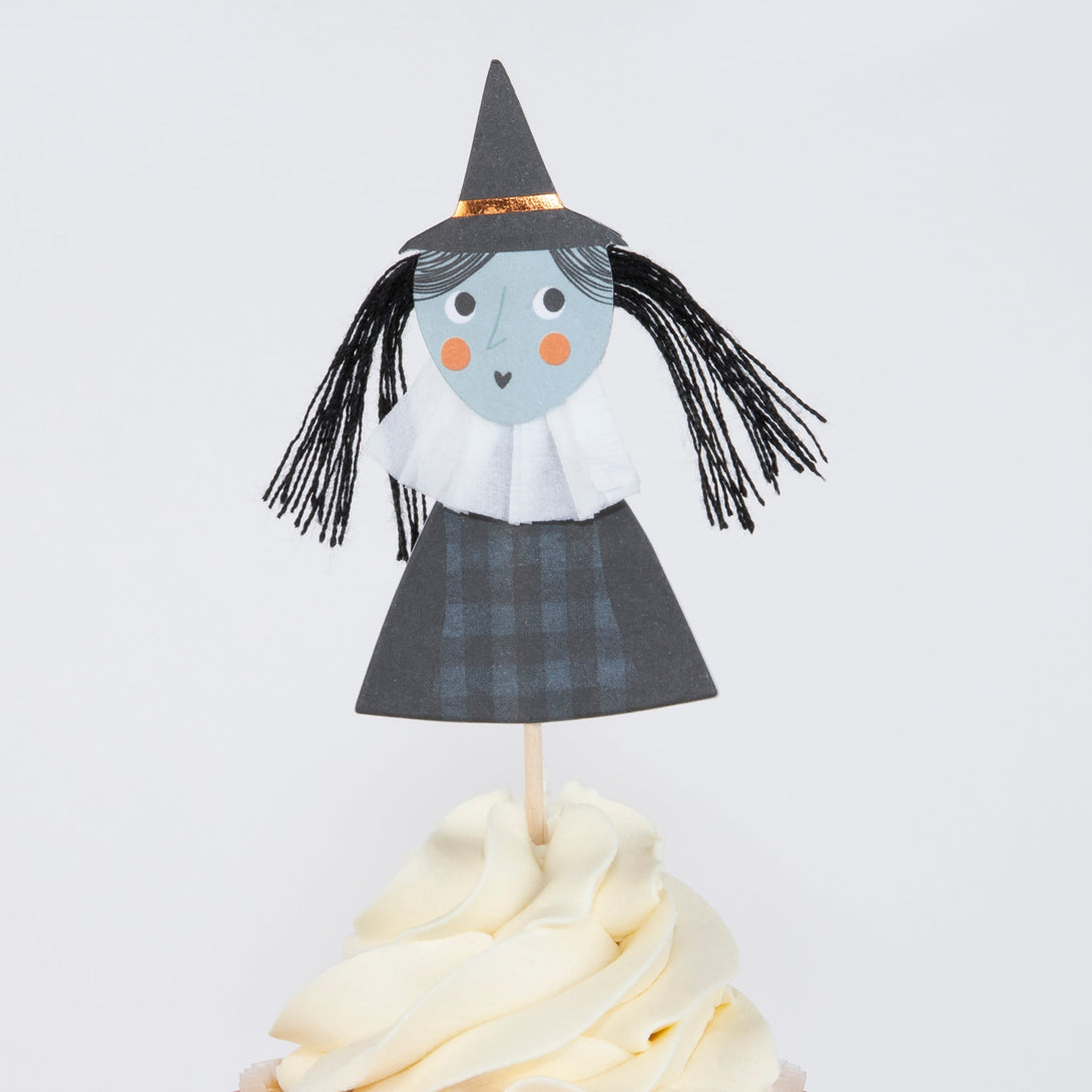 Our special Halloween cupcake kit includes Halloween cupcake decorations and cases.