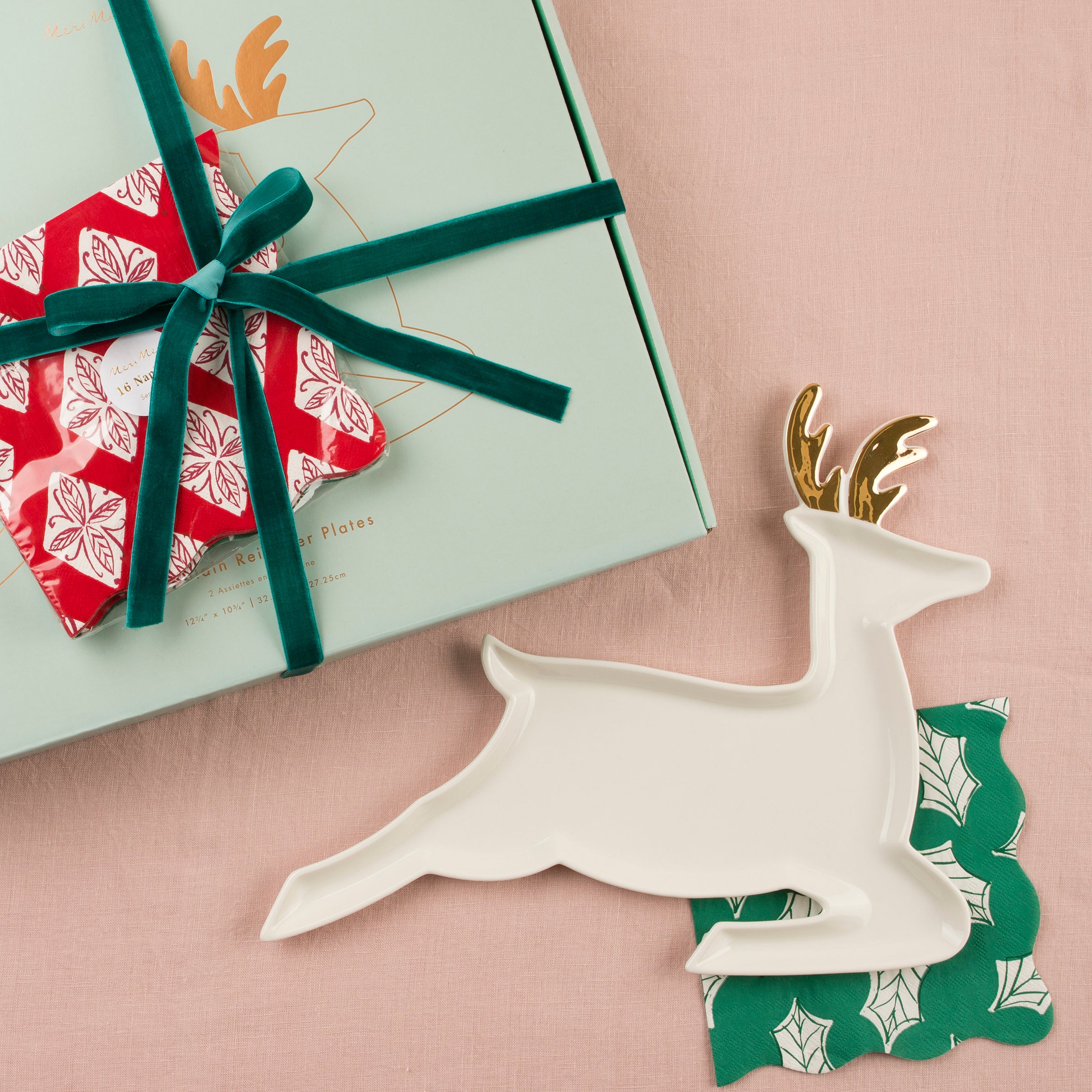 Our hostess gift set includes mini Christmas napkins and porcelain reindeer plates, perfect as Christmas table decorations.