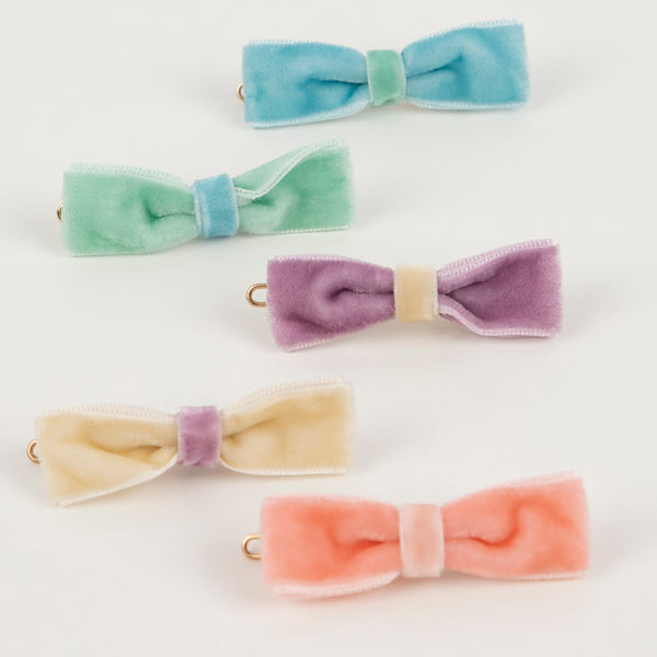 Our mini bows for hair are crafted from velvet ribbons in pastel shades. Image4