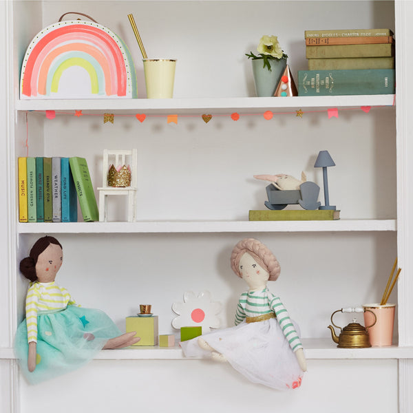 These kid's suitcases have a rainbow decoration and natural leather handles. Image6