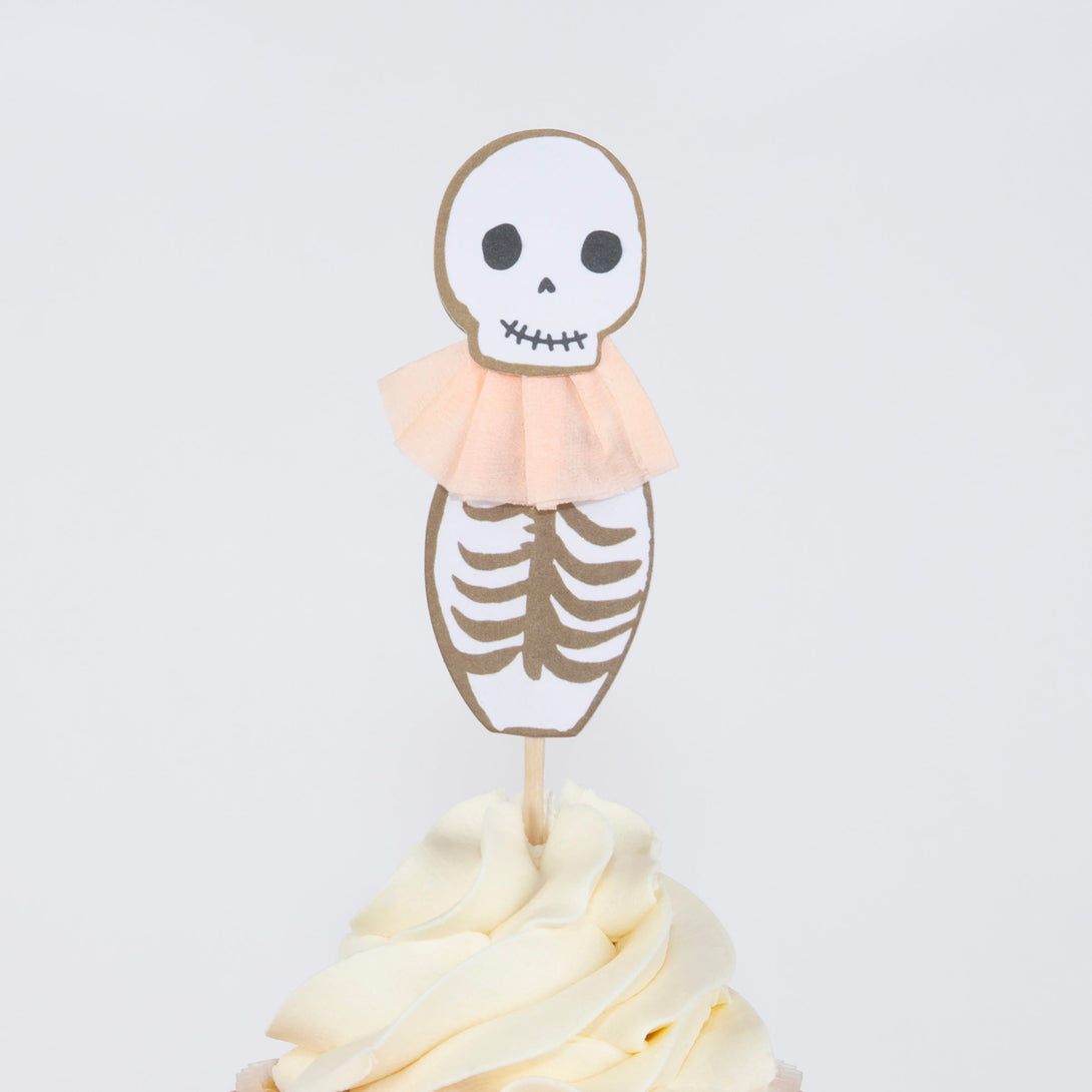 Our special Halloween cupcake kit includes Halloween cupcake decorations and cases.