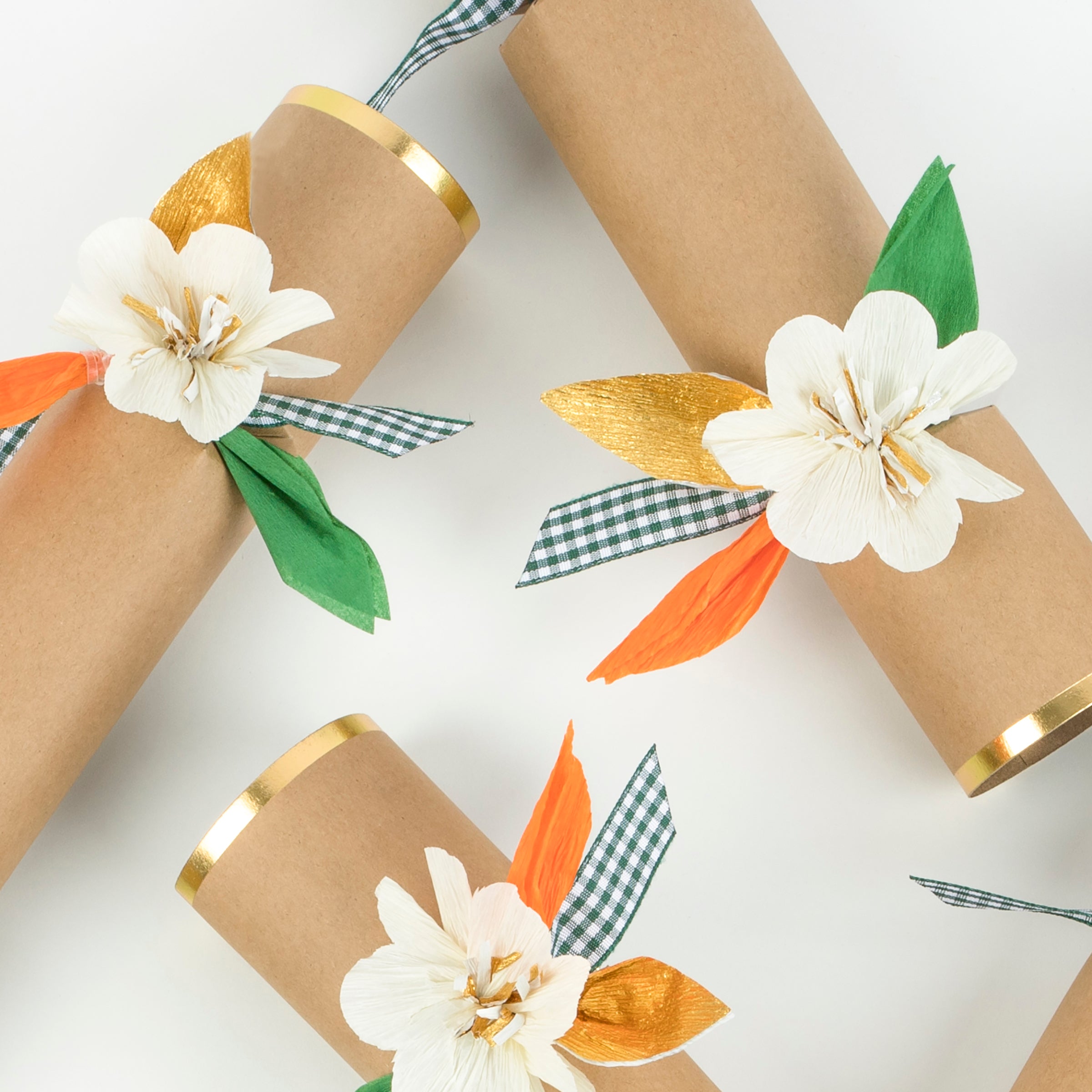 Our flower crackers, which contain gold party hats and luxury metal gifts, are perfect for your Thanksgiving table decor.