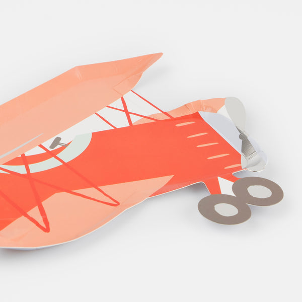 Kids who love airplanes will love our airplane party set which includes an airplane garland, plates, napkins and cups. Image6