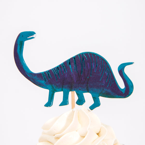 Make dinosaur cupcakes for your dinosaur party with our special dinosaur cake toppers and shiny copper foil cupcake cases. Image3