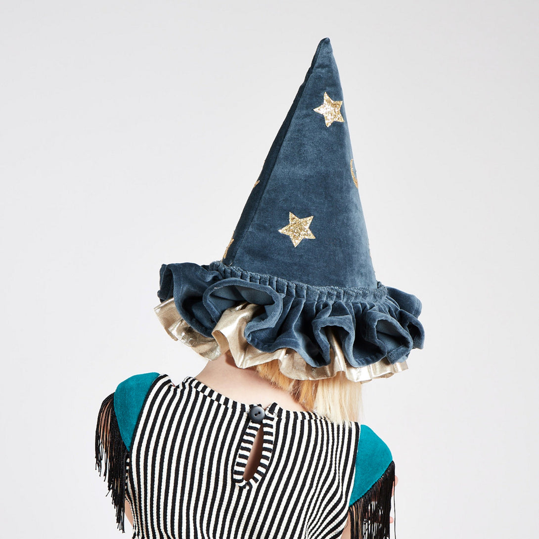 Our pointed hat, crafted from blue velvet, is ideal to add to a witch costume or to wear for dressing up all year.