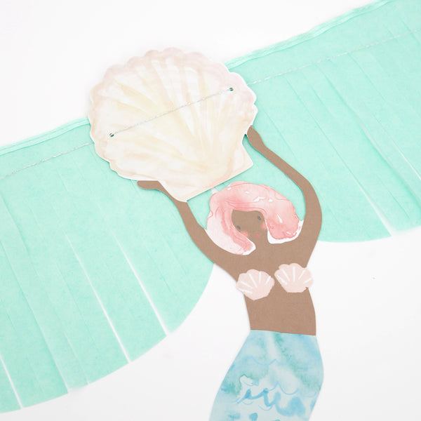 Our mermaid party supplies bundle includes mermaid tableware and a mermaid garland. Image5