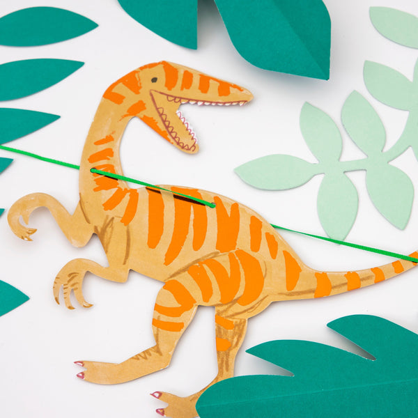Get all the dinosaur party supplies you need for 8 guests in one box. Image5