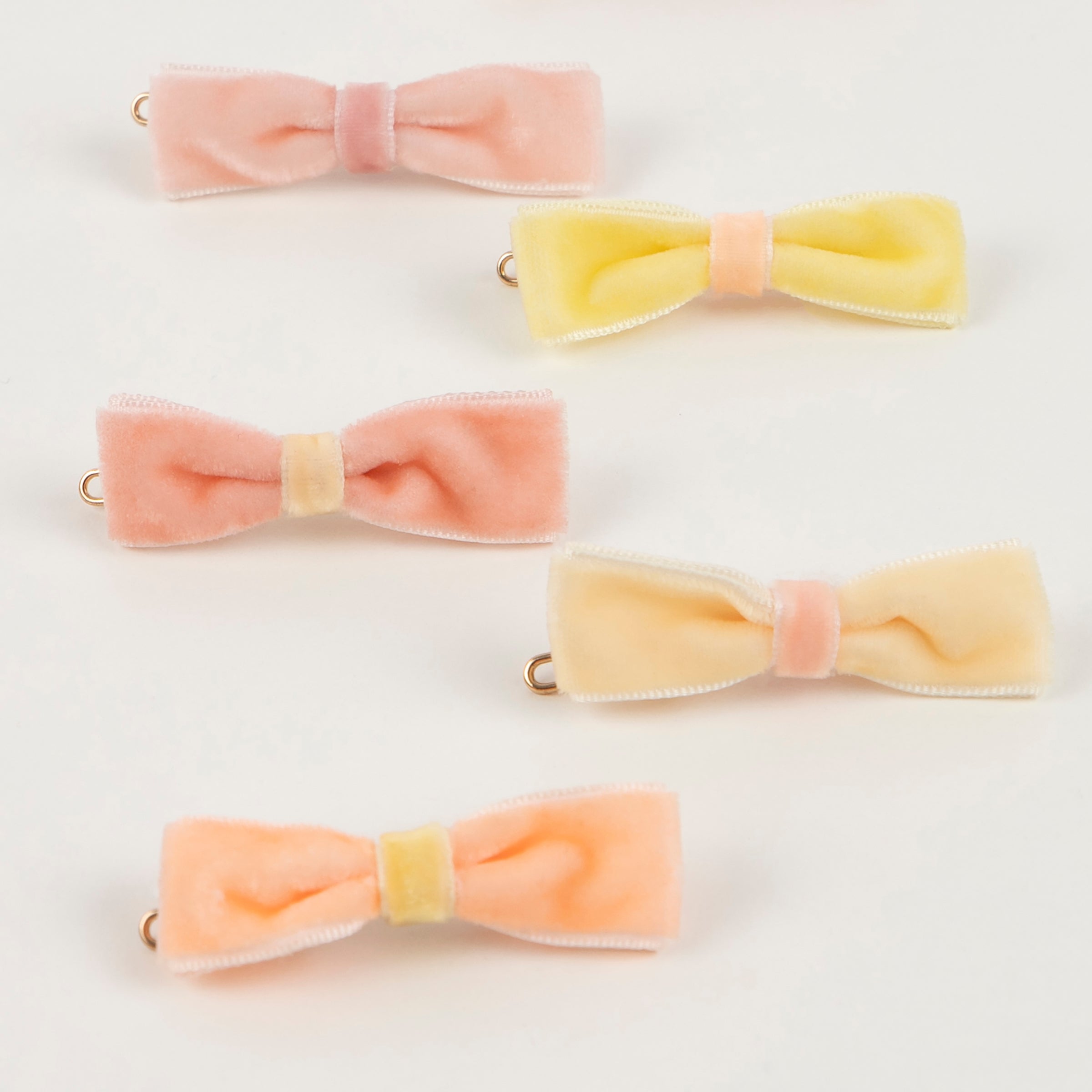 Our mini bows for hair are crafted from velvet ribbons in pastel shades.
