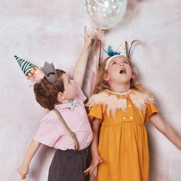 Our paper party hats, with an animal print design, are ideal for your safari theme party. Image4