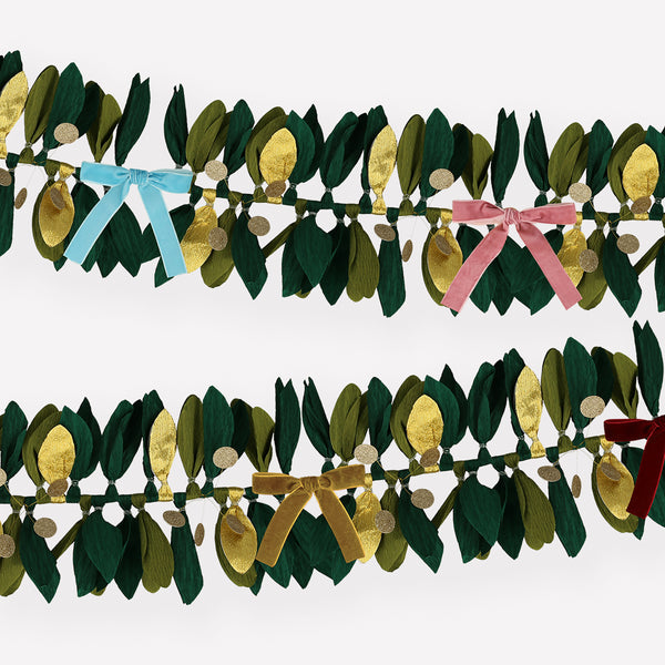 This paper garland is designed as a leaf garland, with velvet bows, gold glitter and paper leaves.