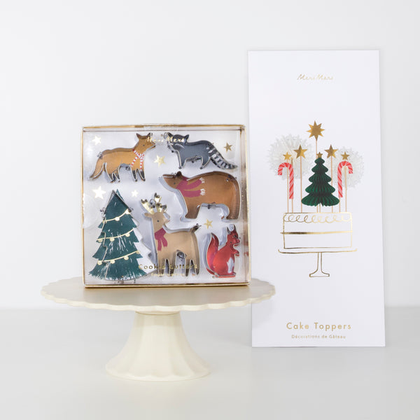 Our special baking set for kids includes Christmas cookie cutters, Christmas cake toppers and a cake stand.