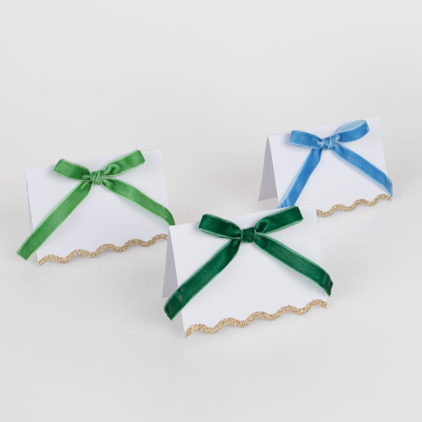 Bows on are on-trend, and will add an elegant touch to your Christmas party supplies. Image4