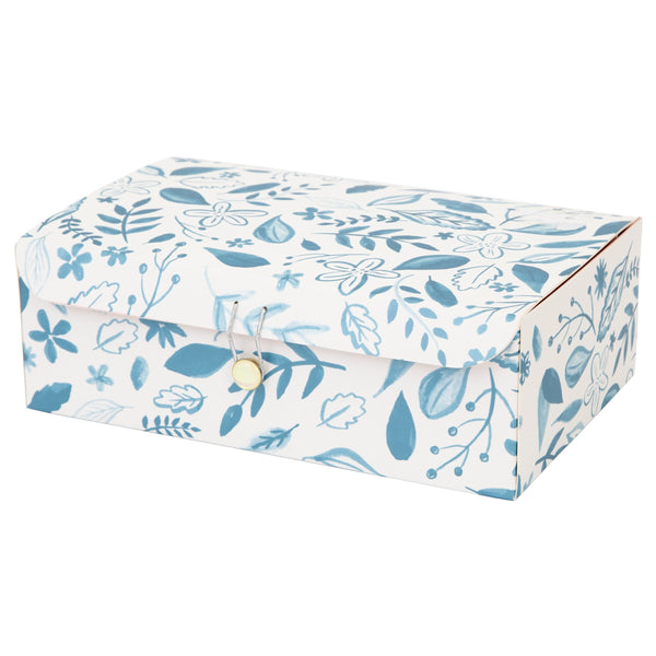 This advent calendar is the perfect Christmas gift for girls, with a ballerina suitcase and pretty bracelet. Image5