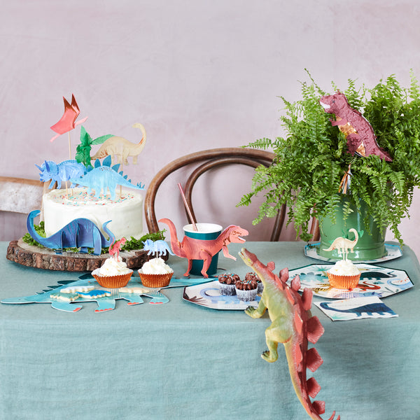 Make dinosaur cupcakes for your dinosaur party with our special dinosaur cake toppers and shiny copper foil cupcake cases. Image1