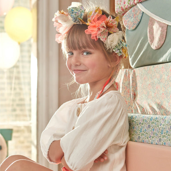 Our kids hair accessory, made in the shape of a crown with paper flowers, is ideal to give the perfect party hair. Image6
