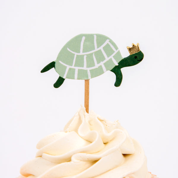 This cupcake kit, with safari animal cake toppers and striped cupcake cases, is perfect for a safari party. Image8