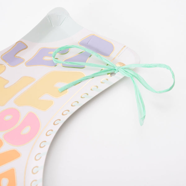 Our party plates, designed in the shape of a roller skate with raffia laces, are great for a roller skate party or a special fun celebration. Image4